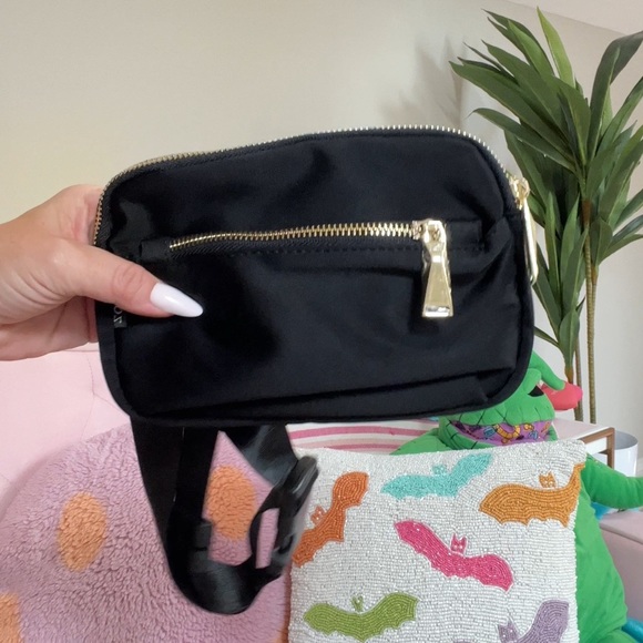 NWOT Black & Gold Belt Bag - Picture 2 of 5